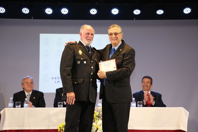 Nombramiento a Arcángel Azul como Socio de Honor de la Asociación Santo Ángel de la Policía del Puerto de Santa María (Cádiz), efectuado por su Presidente D. José María Rodríguez Montes