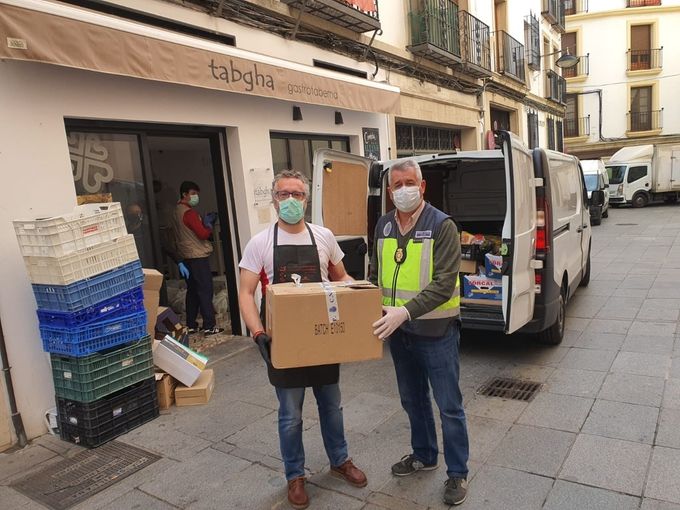 Entrega a Cáritas Diocesanas de Córdoba por parte de nuestro Secretario, de 305 mascarillas de tela donadas por voluntarios y para su entrega a personas desfavorecidas.